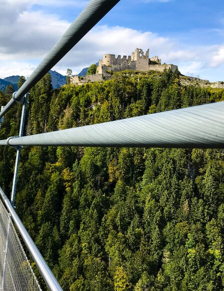 Aufnahme der Burgruine Ehrenberg von der 114 Meter hohen Seilhängebrücke am Fernpass aus in Österreich | © © Gettyimages.com/Christian Ulf Petzold