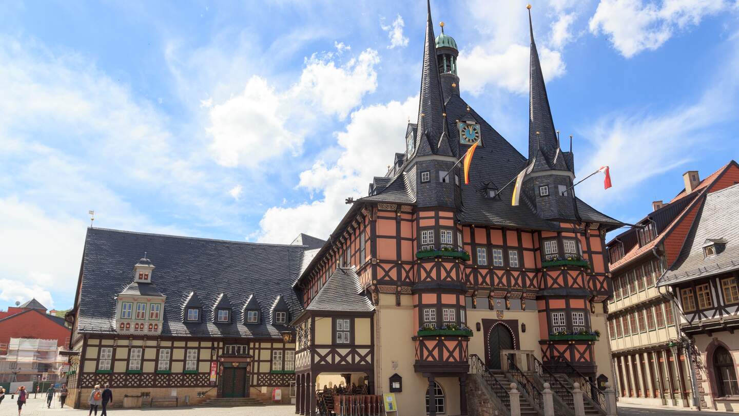 Blick auf das Rathaus in Wernigerode im Fachwerkstil | © Gettyimages.com/johannes86