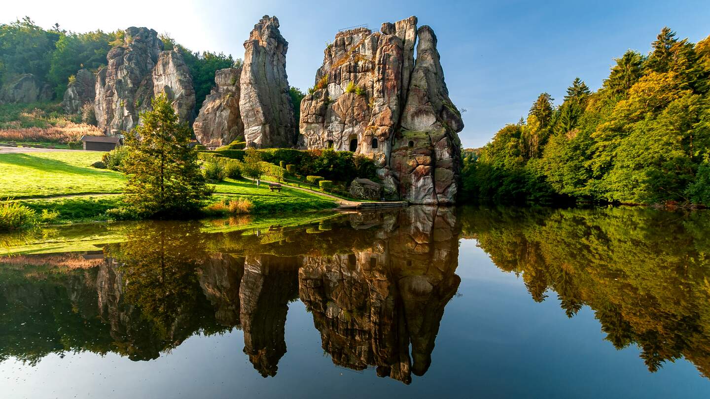 Berühmte Felsformation Externsteine im Teutoburger Wald in Nordrhein-Westfalen | © Gettyimages.com/Mo-Jo-Lo