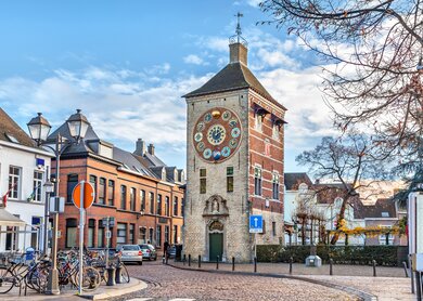 Blick auf den Zimmer-Turm mit historischer astronomischer Uhr in Lier bei Antwerpen in Flandern,Belgien | © Gettyimages.com/bbsferrari
