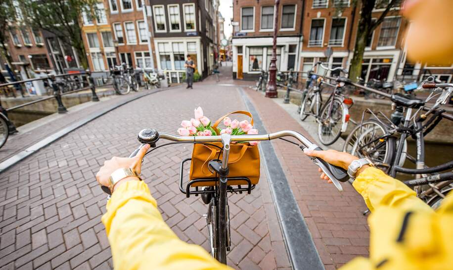 Mit dem Fahrrad durch Amsterdam | © © Gettyimages.com/RossHelen